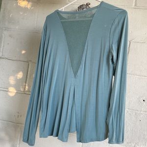 Vented Mesh Yoga Top Split Hem in back M